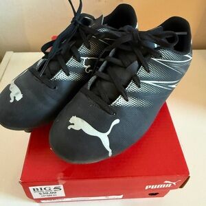 Puma Black Kids Size 1 Black and White Soccer Cleats
